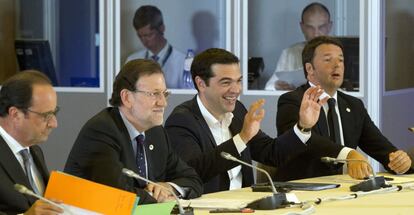 El primer ministro griego Alexis Tsipras, segundo por la derecha, gesticula en la reuni&oacute;n del Eurogrupo en Bruselas. En la foto, de izda a dcha, el presidente franc&eacute;s Fran&ccedil;ois Hollande, el presidente del Gobierno espa&ntilde;ol Mariano Rajoy y a la derecha, el primer ministro italiano Matteo Renzi.