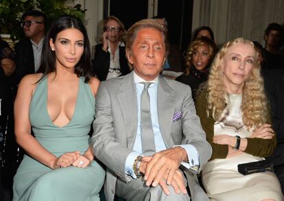 Valentino Garavani no aprobó a la primera diseñadora que fue designada para sucederle, Alessandra Facchinetti. Pero siempre estuvo de acuerdo con la contratación de Chiuri y piccioli, que eran los responsables de accesorios en la firma. En el desfile ha estado acompañado por Kim Kardashian y Franca Sozzani, directora de la edición italiana de 'Vogue'.