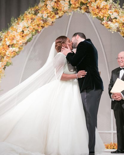 Bajo un arco de flores amarillas sellaban su amor con un apasionado beso. Williams, de 36 años, y Ohanian, de 34 años, son padres de una niña, Alexis Olympia, nacida el 1 de septiembre. La pareja comenzó su relación en el otoño de 2015 y anunció su compromiso en diciembre del año pasado durante unas vacaciones en Roma.