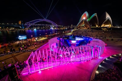 El puerto Circular Quay es uno de los epicentros del festival. Aquí se encuentra la conocida Ópera de Sídney, que estos días estará iluminada con la proyección 'Austral Flora Ballet', del artista Thomas Huang. Tras atraer a 2,2 millones de personas el año pasado, más de 330.000 personas visitaron la que es la XI edición de este festival durante su primer fin de semana. <br></br> En la imagen, el parque First Fleet, en Circular Quay, transformado en la zona interactiva Electric Playground de Samsung.