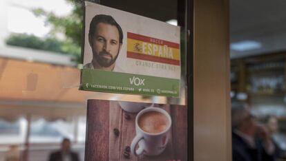 Un cartel de Santiago Abascal, presidente de VOX, pegado en la puerta de un local comercial de El Ejido.