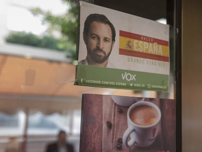 Un cartel de Santiago Abascal, presidente de VOX, pegado en la puerta de un local comercial de El Ejido.