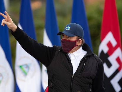 Daniel Ortega se muestra con una mascarilla en un evento público el 19 de julio en Managua.