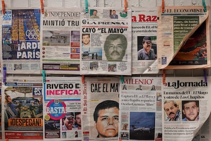 Diversos periódicos muestran el rostro de Ismael 'El Mayo' Zambada en sus portadas tras su detención, en Ciudad de México, el 26 de julio de 2024.  