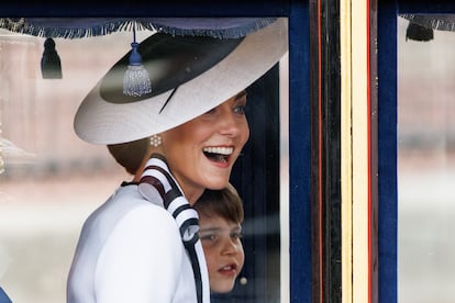 Kate Middleton mira por la ventana de la carroza junto a su hijo pequeño, el príncipe Luis, este sábado en Londres. 