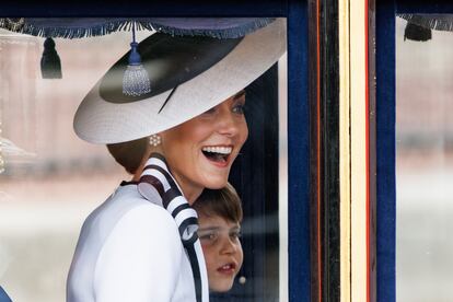 Kate Middleton looks out the window of the carriage with her young son, Prince Louis, this Saturday in London. 