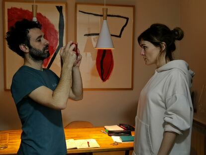 Rodrigo Sorogoyen y Marta Nieto graban en su hogar un capítulo de la serie 'En casa'.