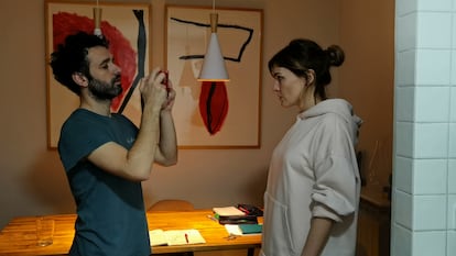 Rodrigo Sorogoyen y Marta Nieto graban en su hogar un capítulo de la serie 'En casa'.