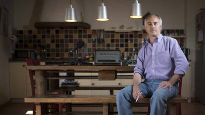 El periodista Juan Carlos Iragorri, junto a la mesa de trabajo en su casa de La Cuenca.