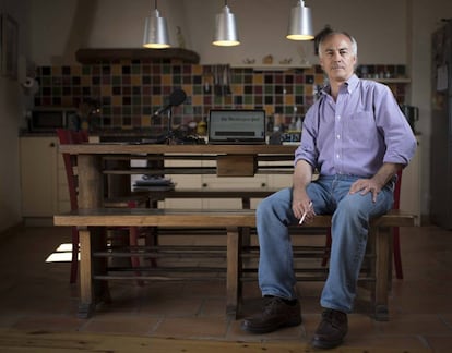 El periodista Juan Carlos Iragorri, junto a la mesa de trabajo en su casa de La Cuenca.