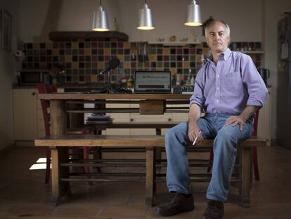 El periodista Juan Carlos Iragorri, junto a la mesa de trabajo en su casa de La Cuenca.