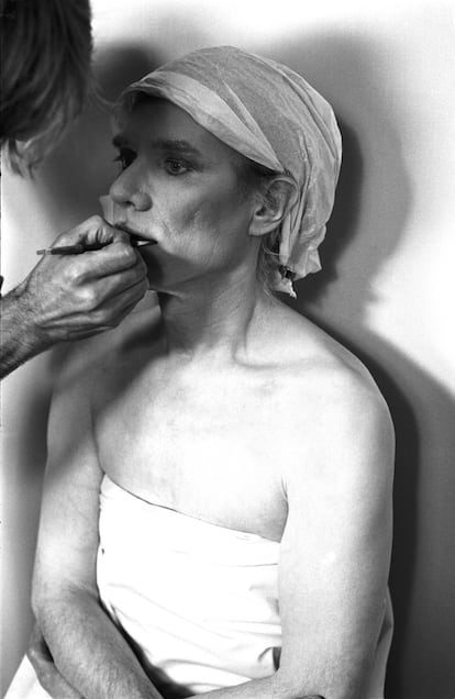 Andy Warhol es maquillado antes de la sesión fotográfica.