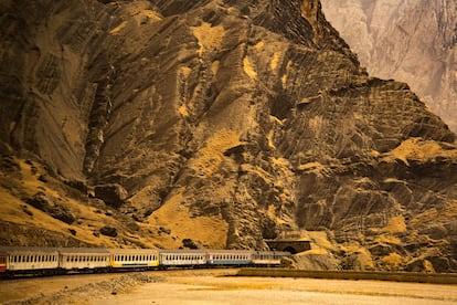 The Trans-Iranian: if oil were water. In Iran, oil still justifies many things, not just the country’s decision to drill in the enormous Zagros Mountains to link the Gulf with Tehran back in the 1930s. In 1908, Persia was still a bankrupt, disconnected and dusty state. But the subsoil was something else entirely. That was the year when William Knox D'Arcy, an English tycoon who was drilling on the shores of the Gulf, found oil on Persian soil, too close to present-day Iraq. Thus, all the world powers wanted to build the Trans-Iranian Railway. Mahmud was traveling in the next compartment, spoke good English and worked for the National Iranian Oil Company, the local heir to the British company… that was nationalized after decades of shakedowns. His position was in the Health Department at a plant in the city of Ahvaz. He told me he liked his job, and I was happy for him. I thought he meant improving the workers’ health, but he clarified that his “job contributes to ensuring cheap oil for everyone."