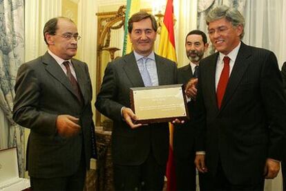 De izquierda a derecha, Jesús Ceberio, director de EL PAÍS; Alfonso Cortina, presidente de Repsol; el embajador de Brasil en España, Osmar Chohfi, y el presidente de la Cámara de Comercio Brasil-España, Carlos Moreira.