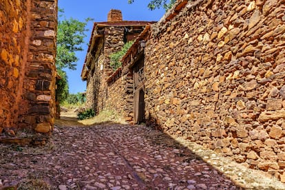 Calle empedrada en el pueblo de Madriguera, el más representativo de los llamados pueblos rojos de Segovia.  