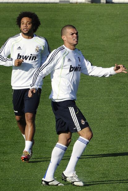 Pepe, junto a Marcelo, durante un entrenamiento en Valdebebas.