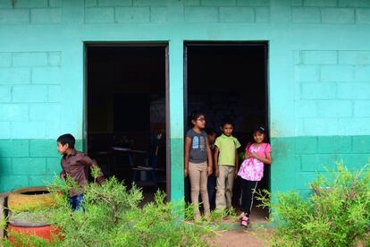 Gabriel Carranza, padre de uno de los niños de la escuela de la Libertad asegura que su idea sería que sus hijos llegasen a la universidad, pero que eso es casi imposible. “Económicamente no todos nos lo podemos permitir”. 
