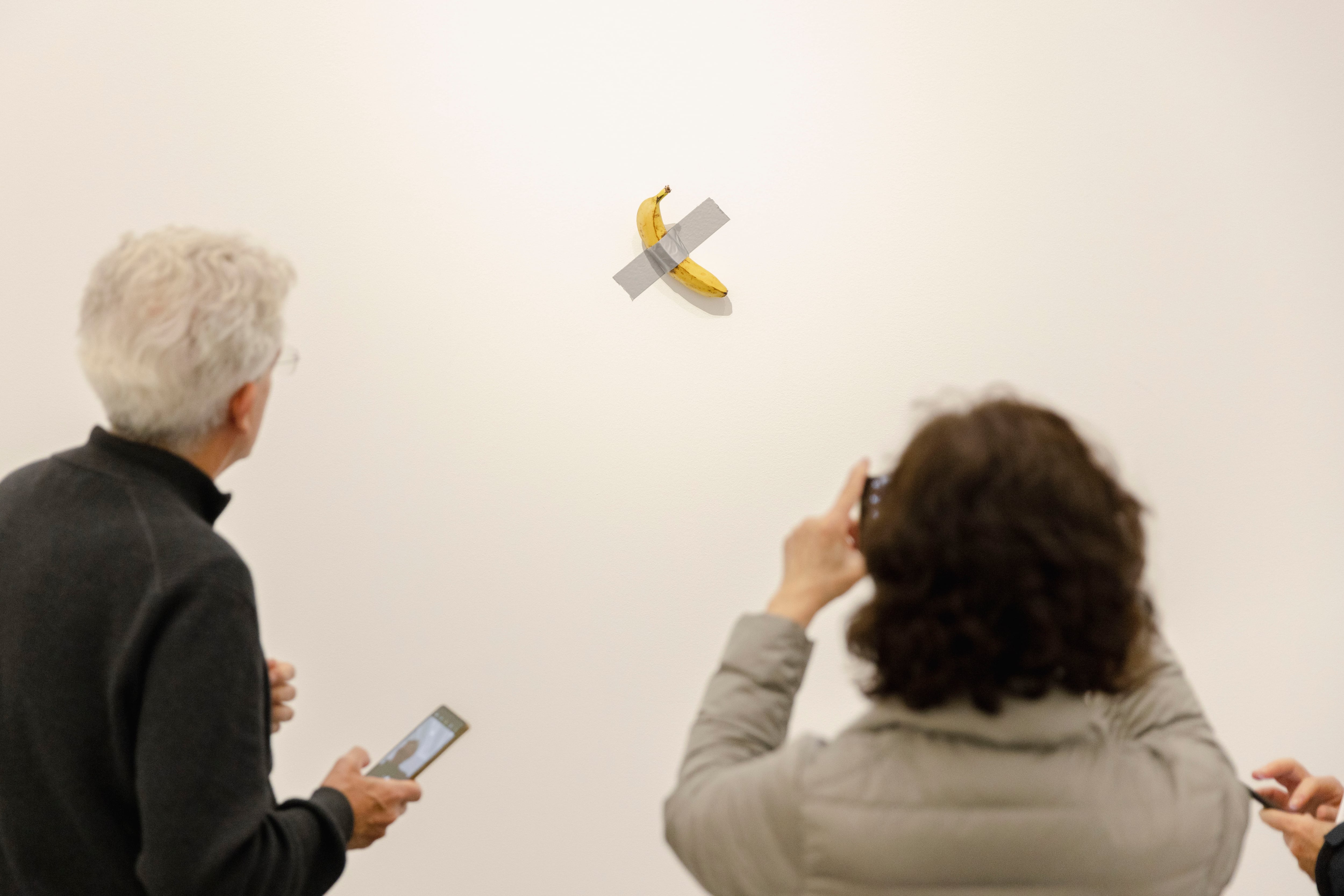 Roban la famosa banana de Maurizio Cattelan en una exposición del Pompidou-Metz