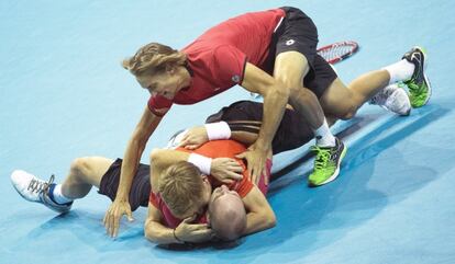 Darcis es felicitado por Goffin y Bemelmans.