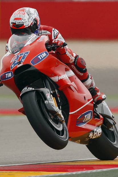 Stoner durante los entrenamientos en el circuito de Alcañiz.