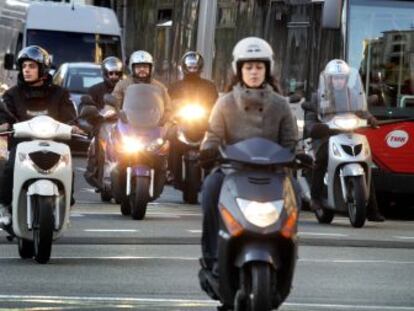 Tr&aacute;fico en una calle de Barcelona