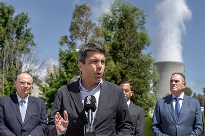 El presidente de la Generalitat, Carlos Mazón, en su visita a la central nuclear de Cofrentes, la pasada semana, con el presidente del Consejo de Cámaras de la Comunitat Valenciana, José Vicente Morata (a  la izquierda) y el vicepresidente de la Generalitat, Francisco José Gan Pampols (a la derecha).