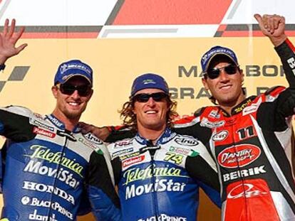 Sete Gibernau (en el centro), Rubén Xaus (a su derecha) y el estadounidense Colin Edwards, felices en el podio.