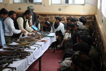 Insurgentes se desprenden de sus fusiles y ametralladoras en Qala-i-Naw (Afganistán).