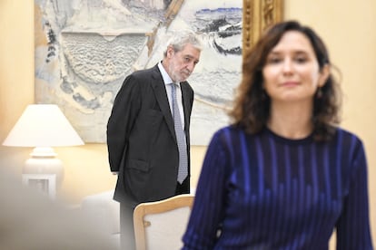 La presidenta de Madrid, Isabel Díaz Ayuso, y el jefe de su gabinete, Miguel Ángel Rodríguez, durante una reunión con la alcaldesa de Valencia, María José Catalá, en la Real Casa de Correos, el 2 de octubre.

