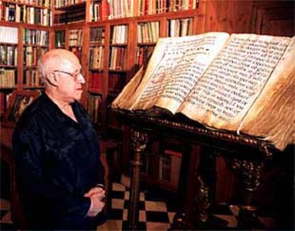 Mstislav Rostropóvich, durante su visita a la biblioteca de incunables del castillo de Peralada.