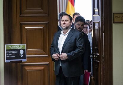 Los cuatros presos elegidos en los comicios del pasado 28 de abril recogieron, bajo supervisión policial, sus actas de diputados. Oriol Junqueras (ERC) grabó un vídeo en el que pidió el voto para “llevar el país a la libertad”. Josep Rull, de Junts per Catalunya, atacó por la misma vía al Estado español por querer reprimir la “causa por la libertad”. El Congreso permitió con mucha flexibilidad que compañeros de sus grupos hicieran los vídeos y los difundieran. En la imagen, Oriol Junqueras recoge el acta de diputado el pasado 20 de mayo.