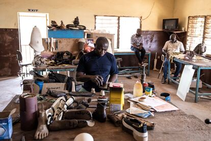 Un técnico trabaja en una prótesis de pie en el Centro Nacional de Rehabilitación Física de Freetown, el 14 de abril de 2022. Este antiguo centro ya no se ocupa de las víctimas de la guerra. Ahora, sus pacientes son enfermos de polio, víctimas de accidentes de tráfico y amputados diabéticos.
Aquí los servicios que se ofrecen son a bajo coste, pero no gratuitos. El centro sufre escasez de recursos humanos y falta de material de trabajo en el taller. Aquí es donde los miembros del equipo de fútbol pueden obtener sus prótesis, si deciden utilizar una.