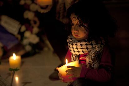 Velas en la tumba del lder palestino Yasir Arafat en el dcimo aniversario de su muerte, en la ciudad cisjordana de Ramala.