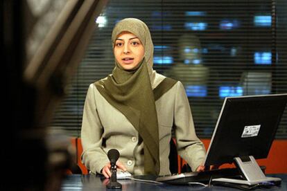 La presentadora Kawthar al Musawi, en el estudio del canal de televisión Al Manar en Beirut, el pasado día 3.