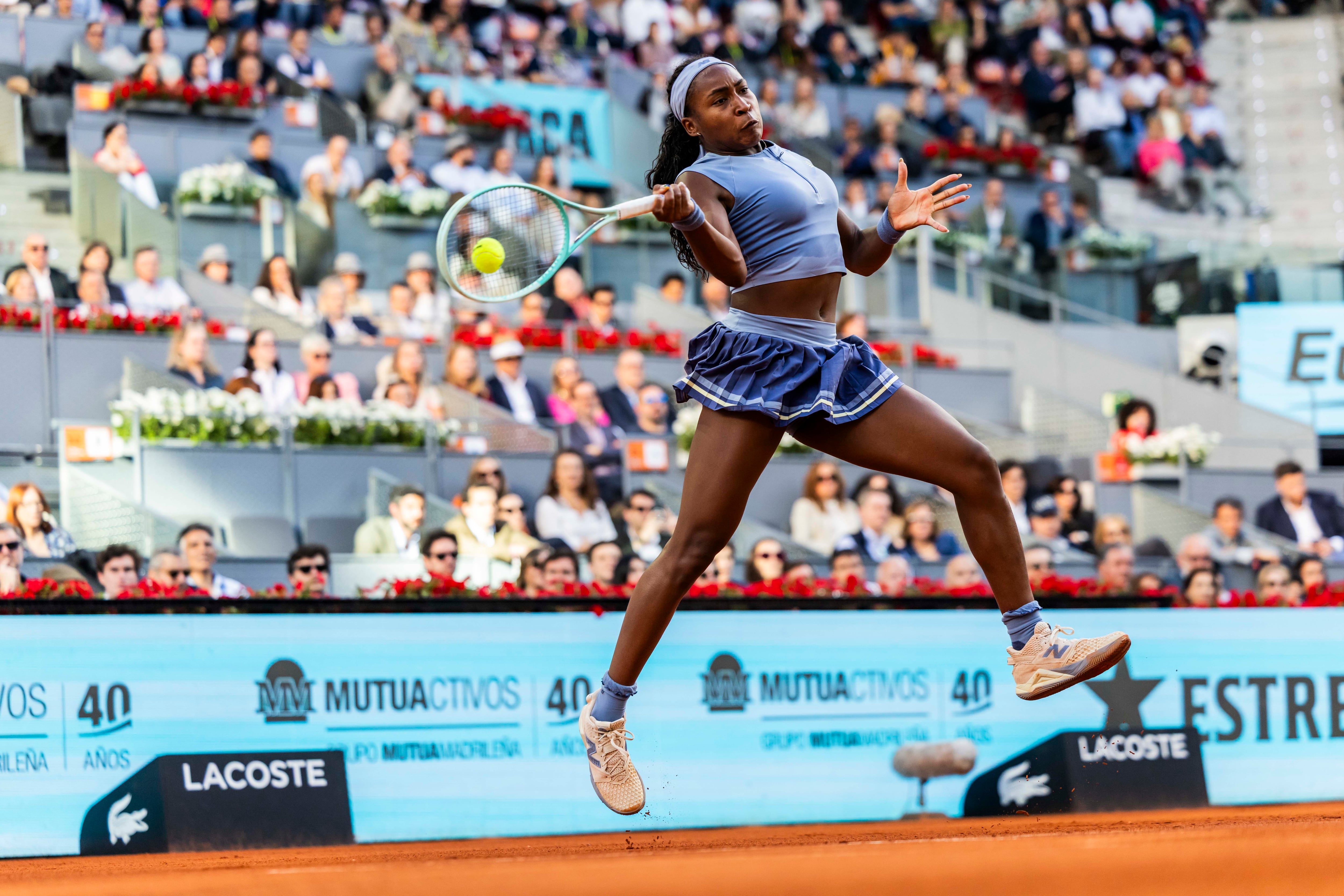 Coco Gauff golpea la bola con su derecha este sábado ante Sabalenka en la pista Manolo Santana, en Madrid.