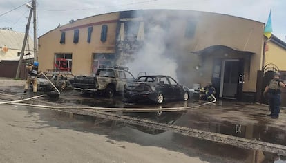 Los equipos de rescate trabajan en el lugar de Liman (región de Donetsk) donde Rusia ha atacado en la mañana del sábado.