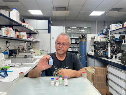 El doctor Juan Calvete, experto mundial en antídotos, en su laboratorio del Instituto de Biomedicina de Valencia, en Valencia, España, fotografiado en agosto del año pasado.