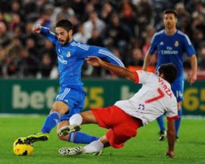 Isco sortea a entrada de Verza