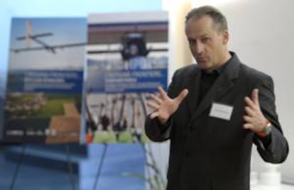 El inovador y piloto suizo Andre Borschberg habla durante una conferencia de prensa sobre "Solar Impulse", en la sede del embajador suizo en Washington, DC (EE.UU.).