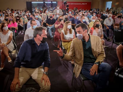 El presidente Pedro Sánchez, a la derecha, habla con el candidato socialista a la Junta de Andalucía y alcalde de Sevilla, Juan Espadas, en el acto de este sábado.