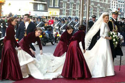 Once años después de su enlace, la princesa se convertirá en reina. Su boda se celebró el 2 de febrero de 2002. En la imagen, detalle de la kilométrica cola del Valentino nupcial de Máxima.