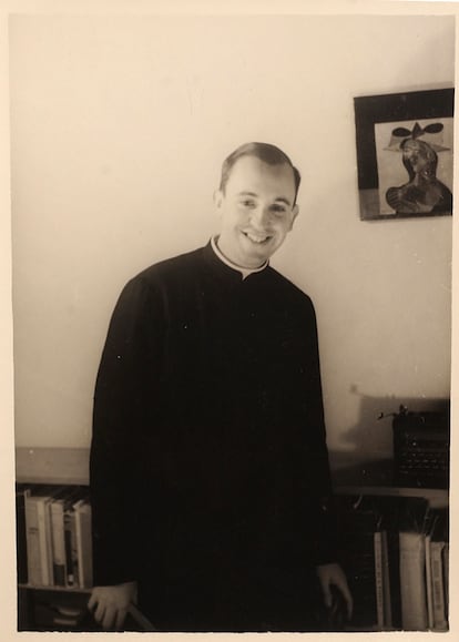 Fotografía datada en 1966 del seminarista Jorge Mario Bergoglio en la escuela de El Salvador, Buenos Aires.
