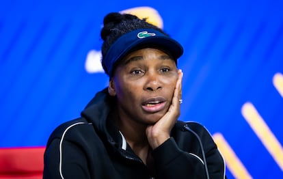 La tenista Venus Williams, con una sortija en su mano, en la rueda de prensa posterior a un partido en el US Open, el 25 de agosto en Nueva York.