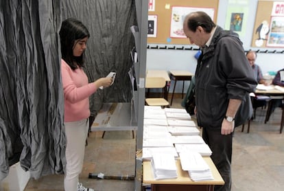 Ciudadanos ejercen su derecho a voto en un colegio electoral de Bilbao. 