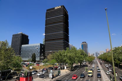 La Torre BBVA, en el paseo de la Castellana de Madrid, es obra del arquitecto Javier Sáenz de Oiza y fue declarada bien de interés cultural (BIC).