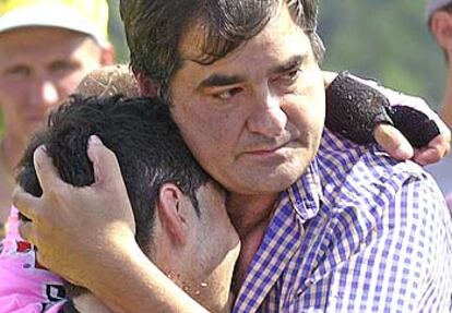 Manolo Saiz abraza a un dolorido Beloki tras el accidente.