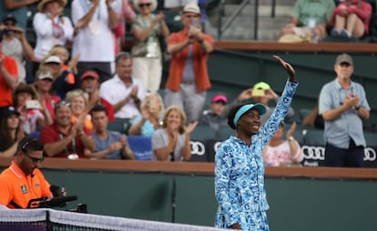 Venus saluda al p&uacute;blico de Indian Wells.