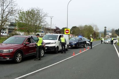 Un control de la Guardia Civil, este jueves, en Laredo (Cantabria).