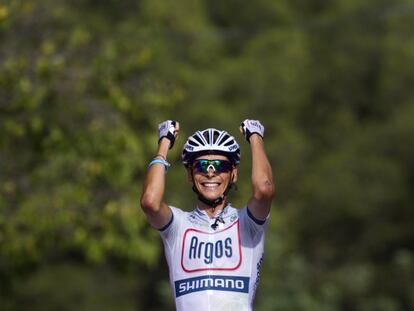 Barguil celebra su triunfo en Castelldefels.