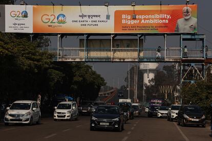 Anuncio de la reunión del G-20 sobre un puente de la ciudad india de Jammu, en enero.